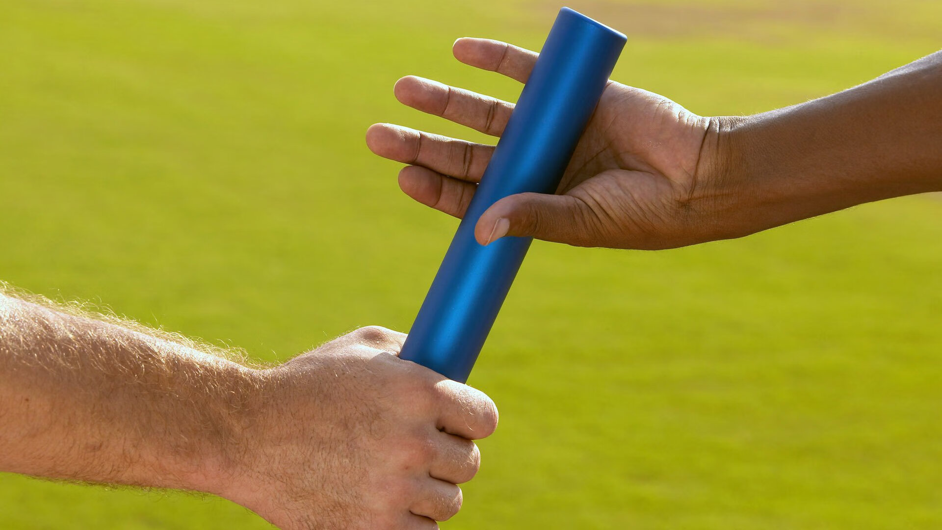 中超联赛中国足球夺冠 球员士气高涨，中超冠军2021